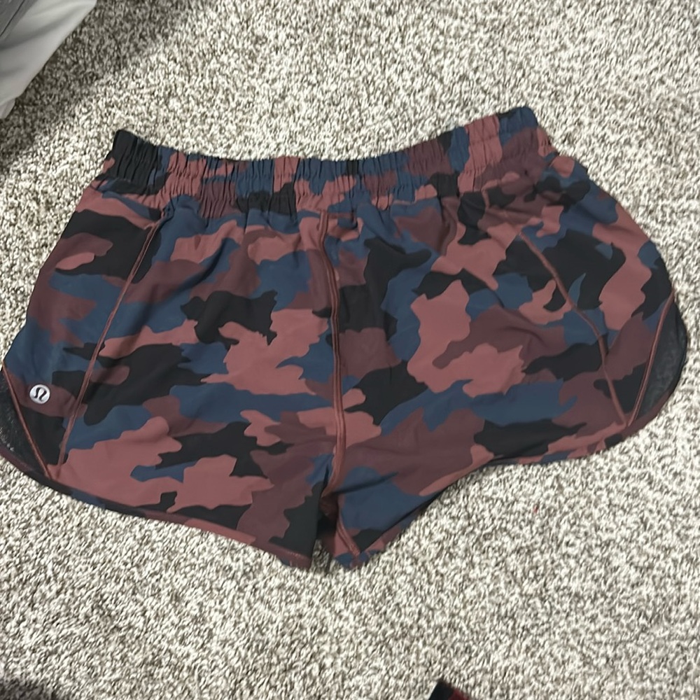 LULULEMON CAMO HOTTY HOT SHORTS SIZE 8, 2.5 LENGTH
